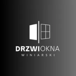 Logo firmy DRZWI OKNA Winiarski z minimalistycznym symbolem drzwi i okna na gradientowym, ciemnoszarym tle.