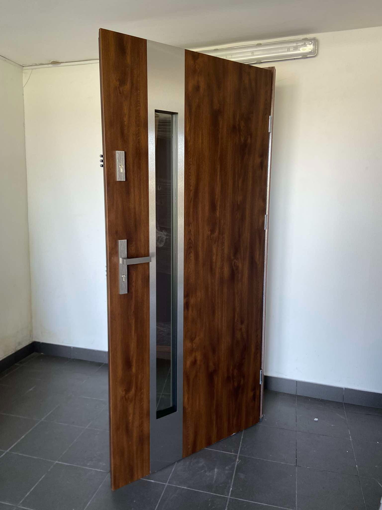 Otwarta, brązowa, drewnopodobna  z przeszkleniem  i srebrnymi okuciami  wewnętrzna  w Orońsku, widoczna na tle szarych płytek podłogowych i białych ścian.