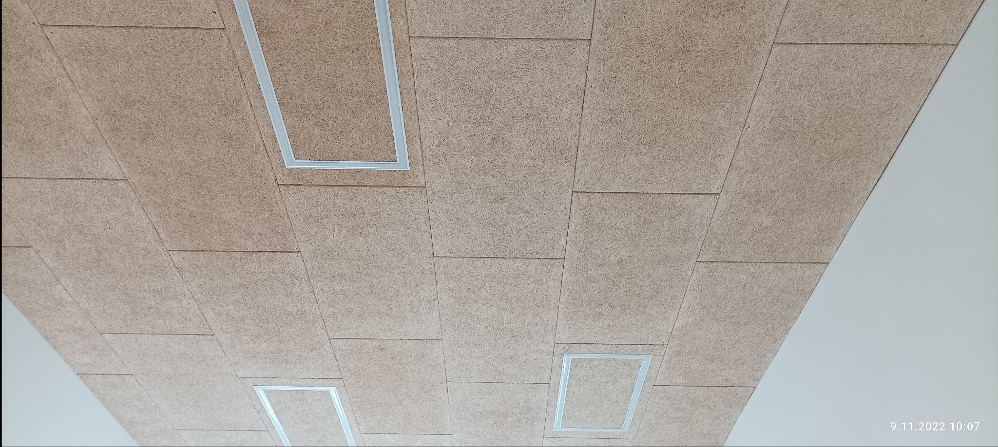 Montaż sufitu z płytami Superfine.