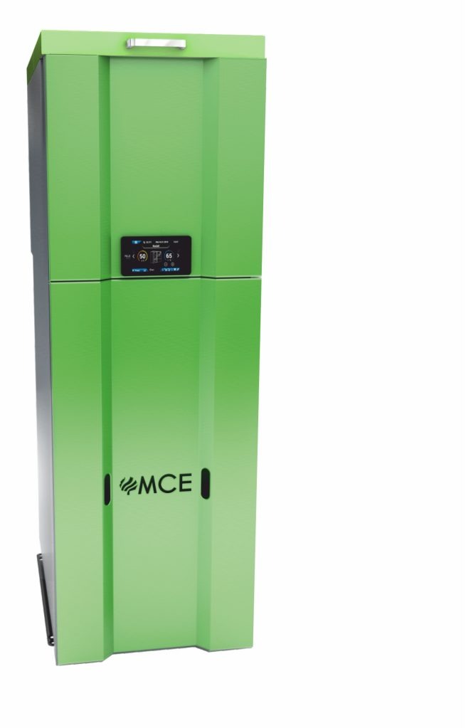Zielony piec na paliwo stałe MCE z wyświetlaczem, widok z przodu. Kompaktowa budowa, nowoczesny design, logo MCE na dolnej części obudowy.