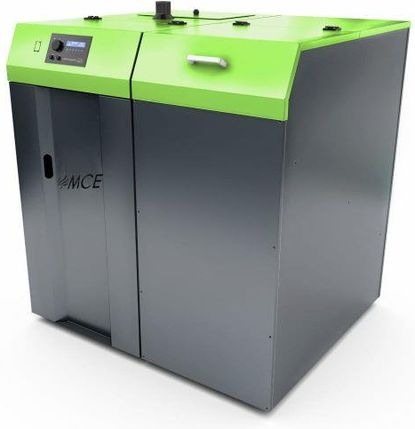 Nowoczesny piec na paliwo stałe MCE z zieloną górną częścią obudowy i wyświetlaczem. Metalowa konstrukcja, widoczne logo producenta.