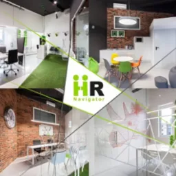 Kolaż przedstawiający nowoczesne biuro z elementami cegły, zielonym dywanem imitującym trawę, szklanymi ścianami z grafiką nosorożca i logo HR Navigator.