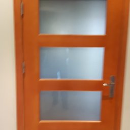 ART-DREW USŁUGI STOLARSKIE NIP 777 177 04 26 - Drewniane drzwi wewnętrzne z trzema szybami matowymi, wykończone w ciepłym odcieniu brązu. Realizacja w Stęszewie. Minimalistyczny design.