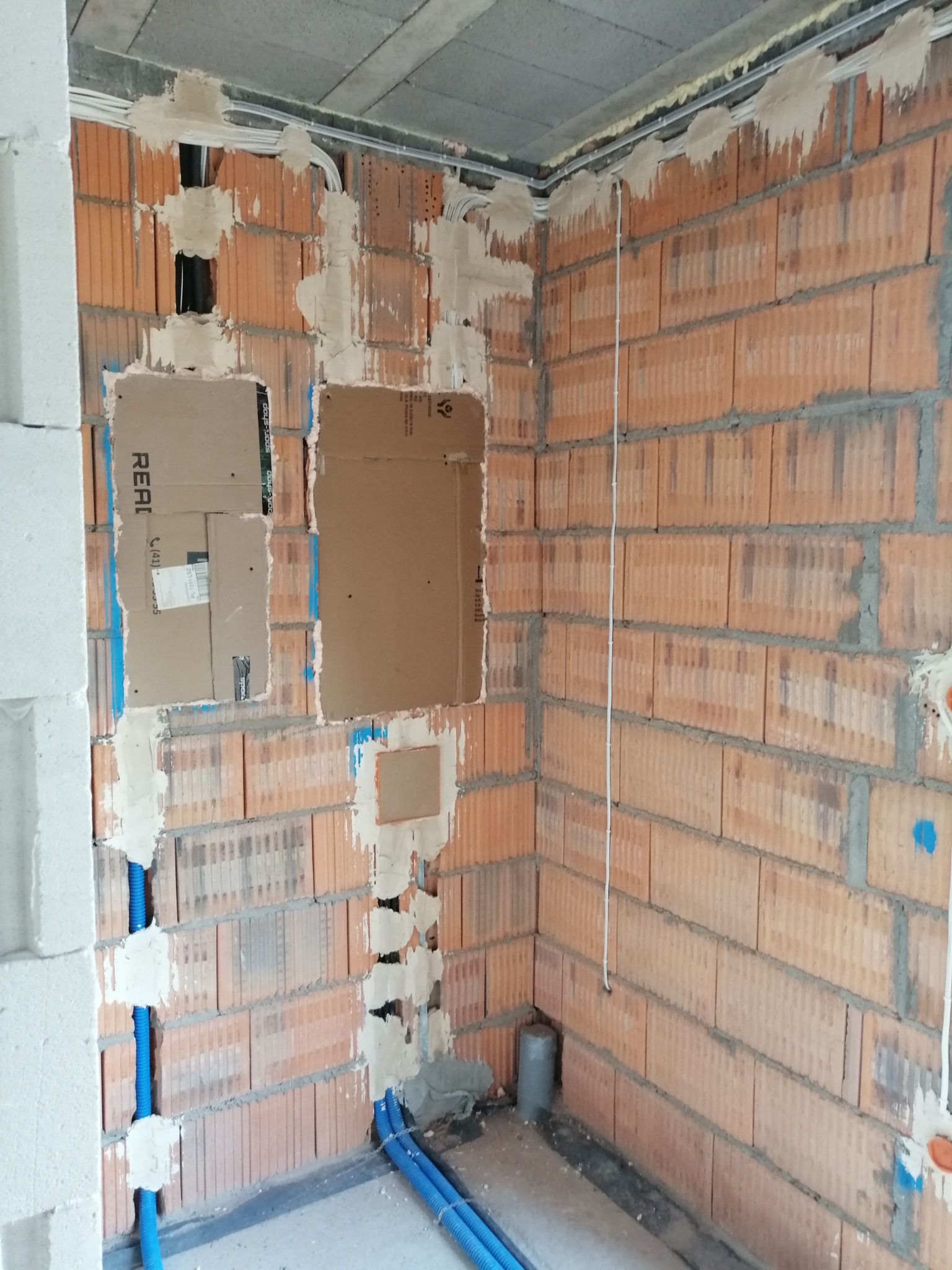 Przygotowanie miejsc na rozdzielnice pod tynkowanie