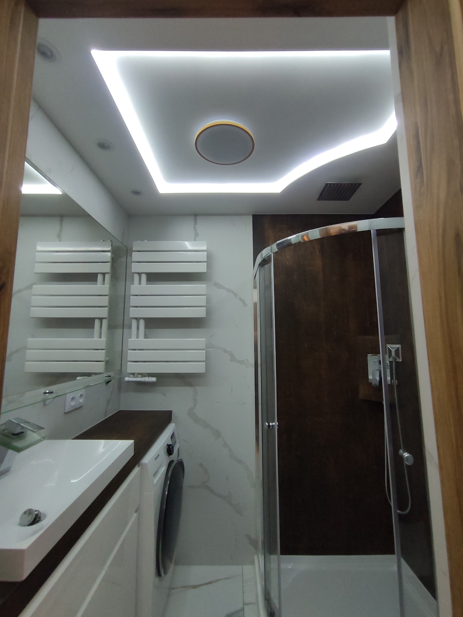 Łazienka bez fug na ścianach wykonana z płyt Rocko