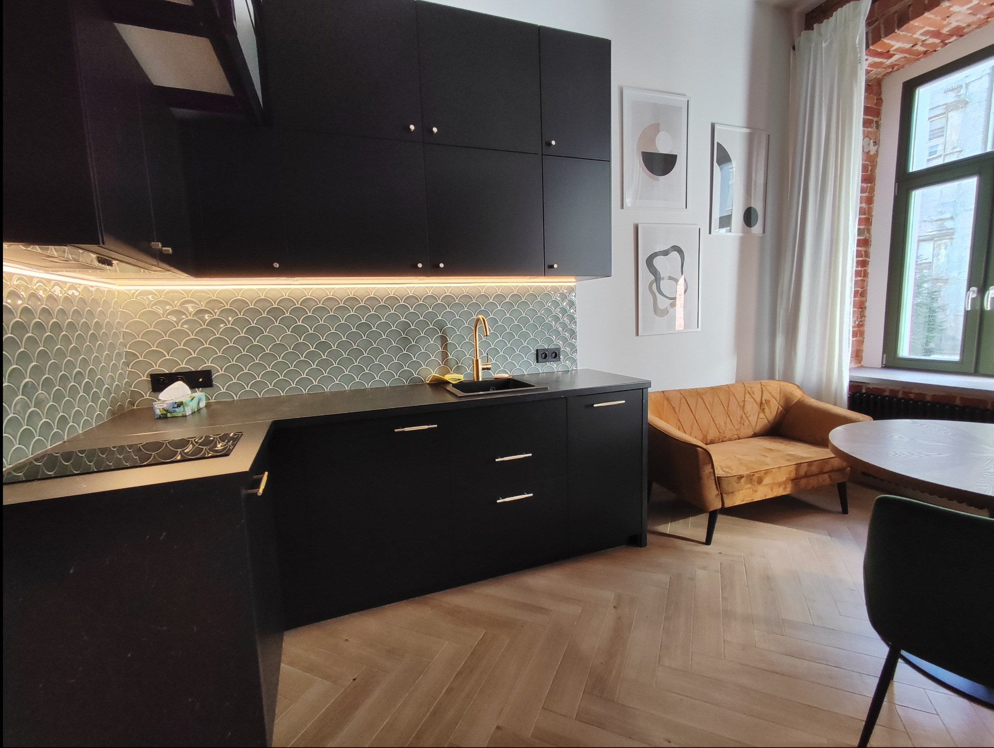 Aneks kuchenny z płytkami w rybią łąską.