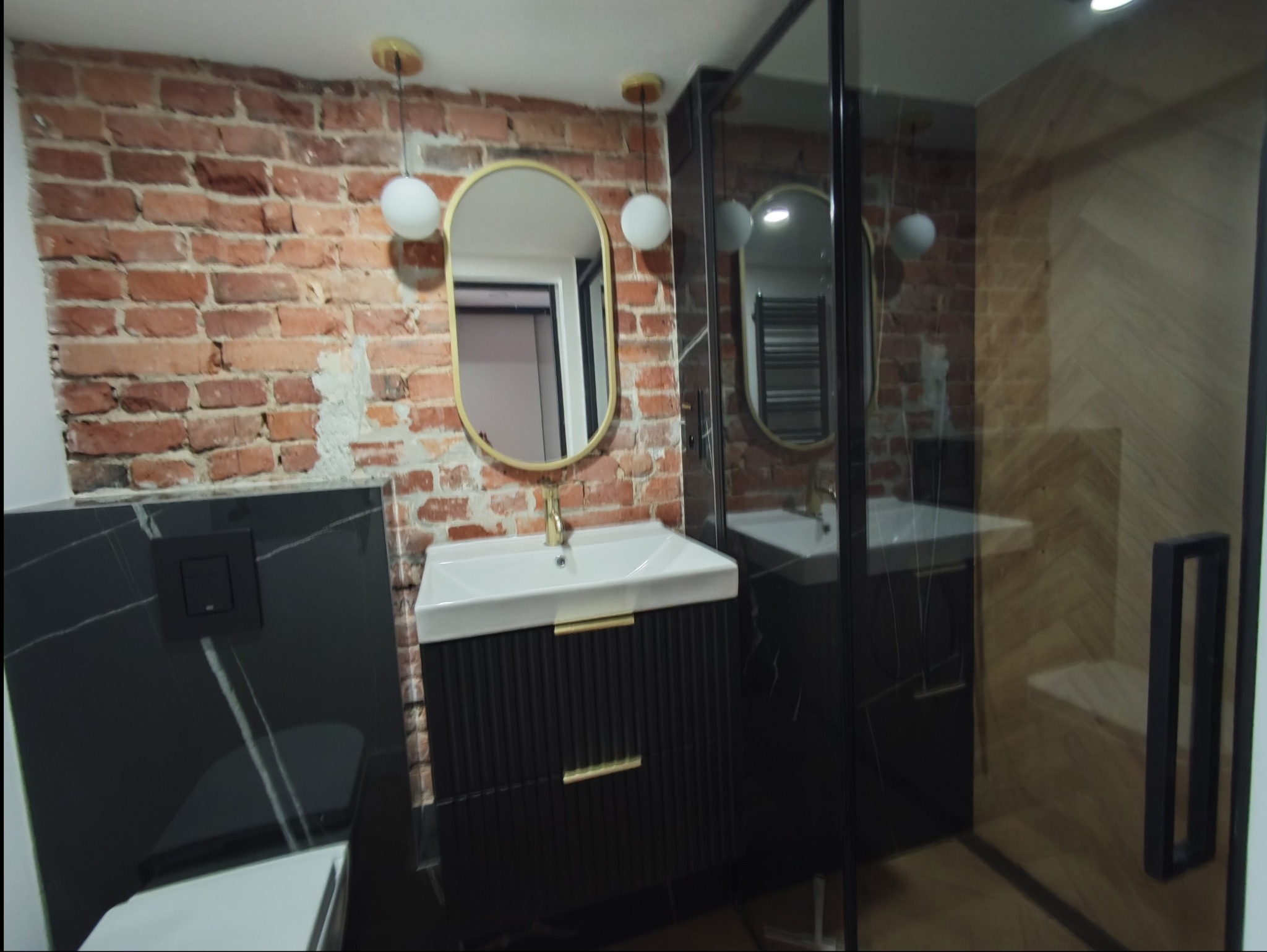 Łazienka z odkrytą cegłą.