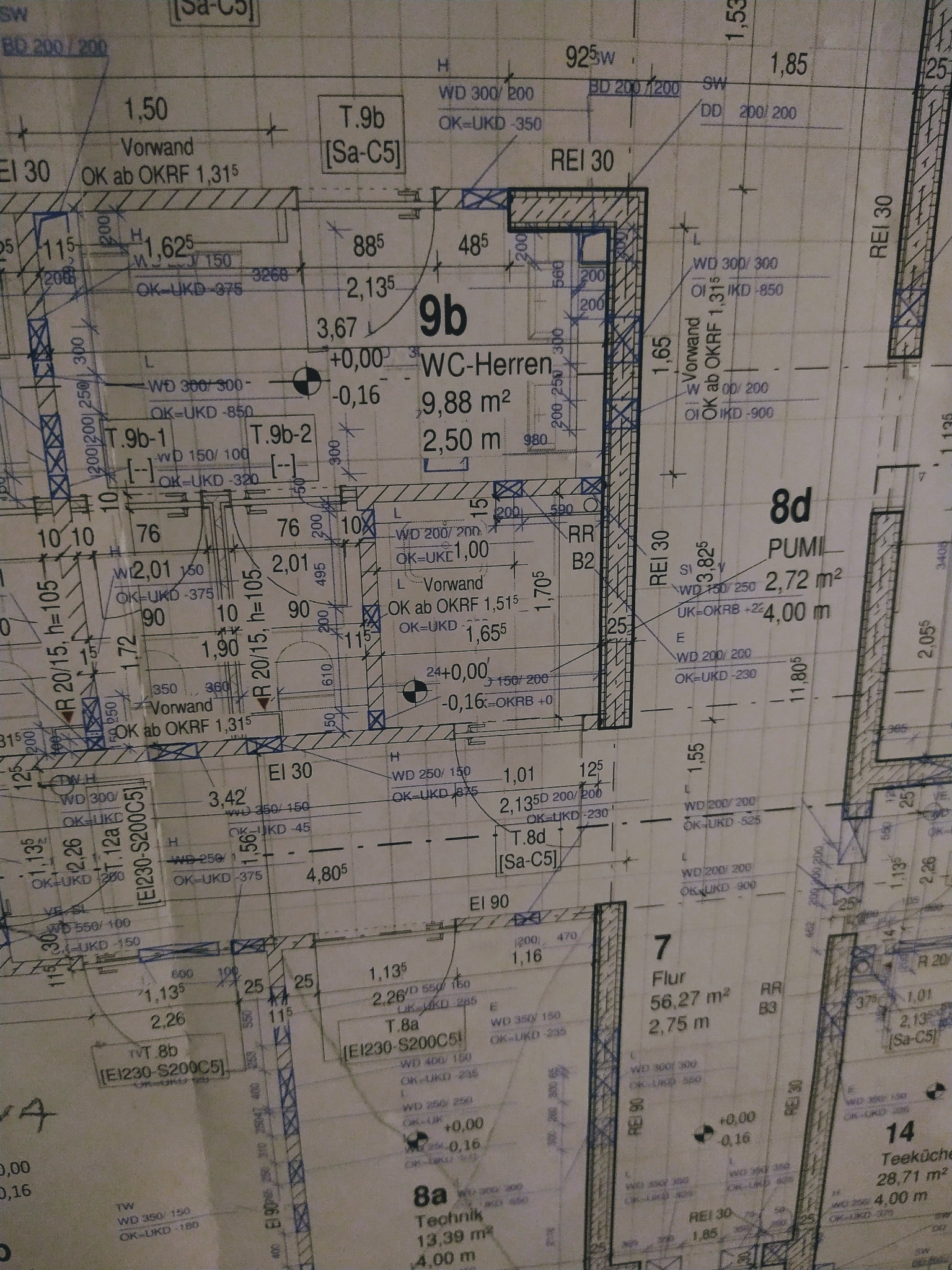 Fragment planu architektonicznego z wymiarami pomieszczeń i oznaczeniami technicznymi, widoczne numery pomieszczeń i oznaczenia ścian.