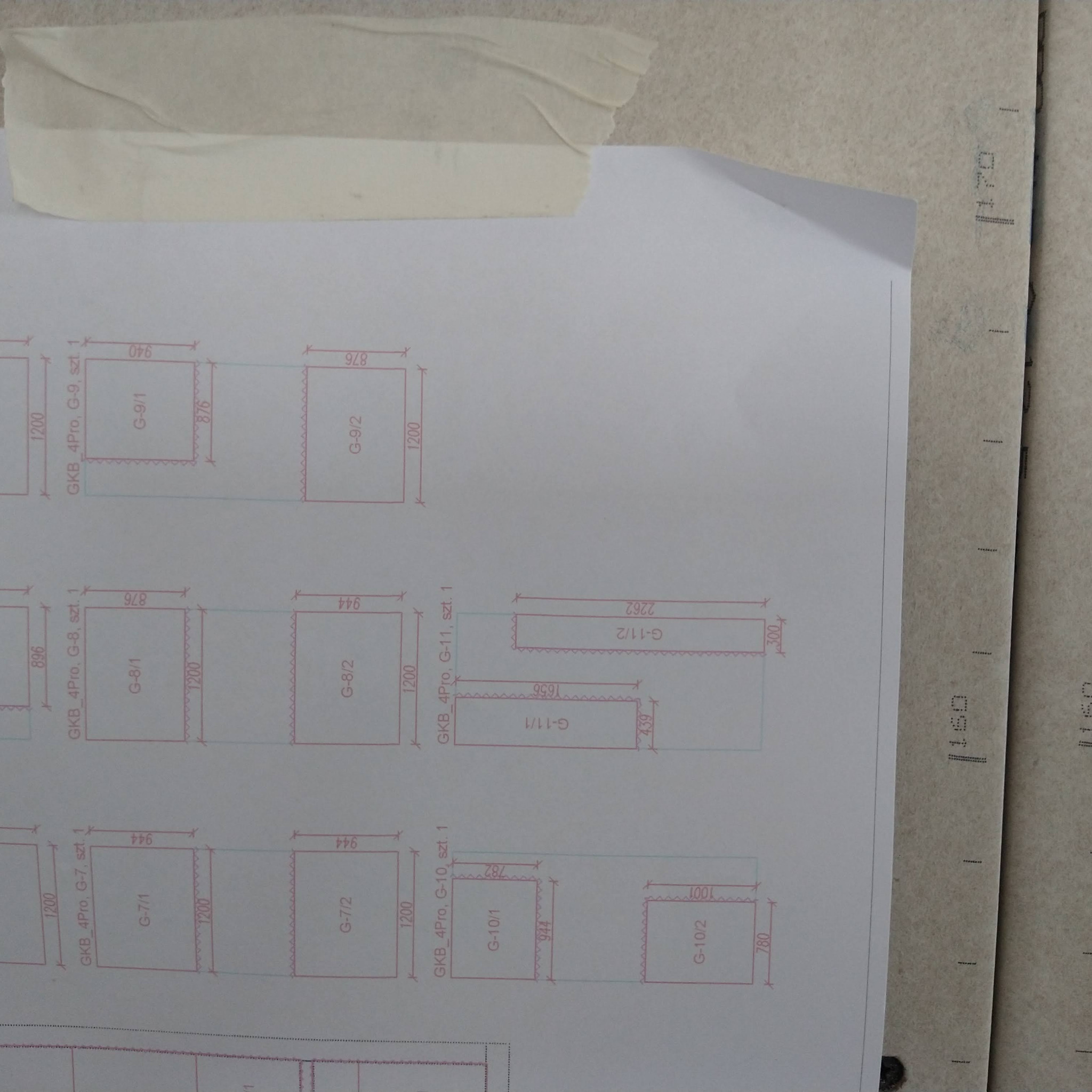 Plan rozmieszczenia płyt GKB z wymiarami, przyklejony taśmą do płyty. Widoczne oznaczenia G-7/1, G-8/1, G-9/1, G-10/1, G-11/1 i inne. Dokument techniczny.
