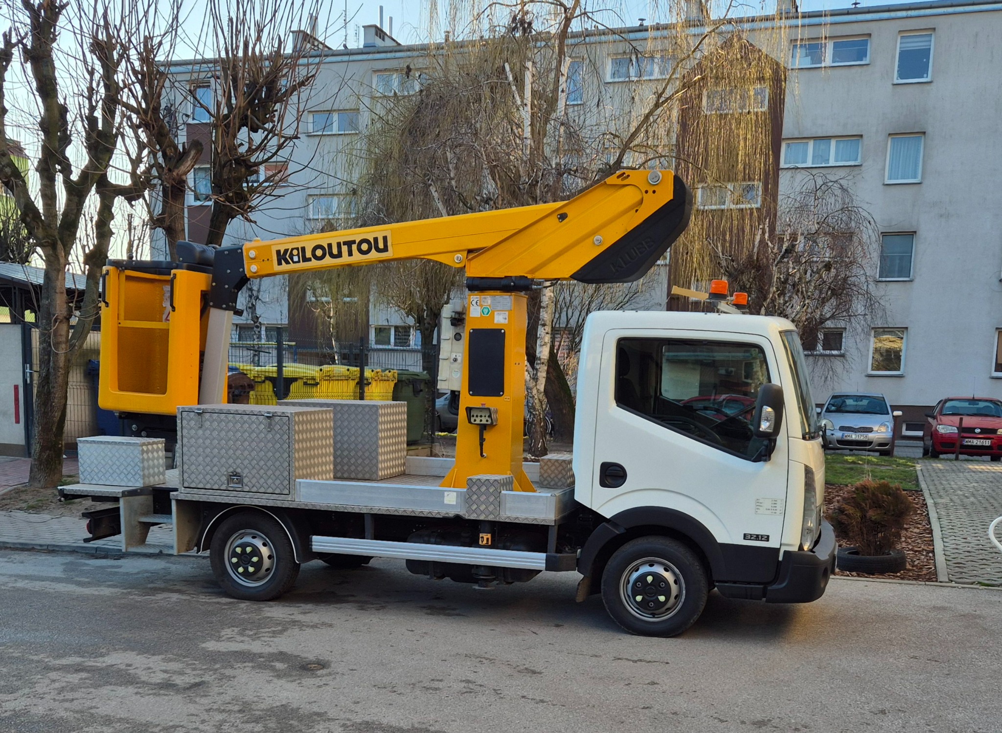 Pracy z podnośnika koszowego.