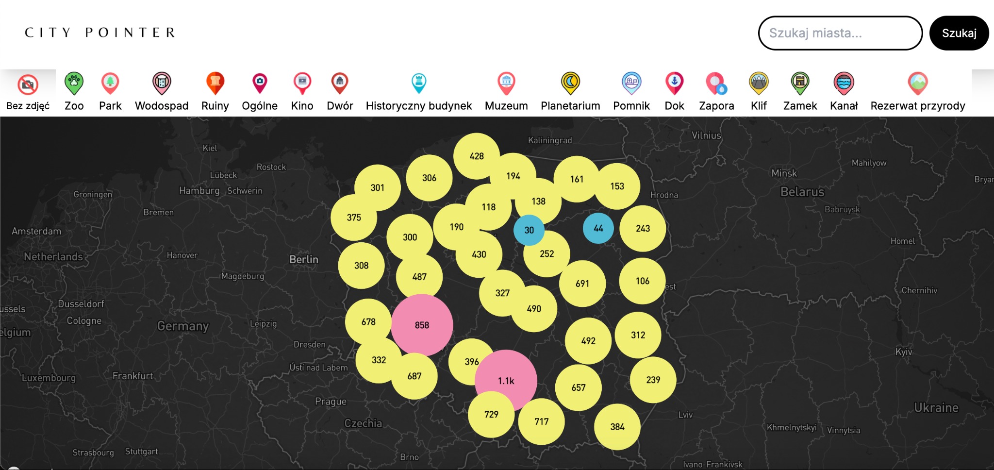 Mapa Europy Wschodniej z naniesionymi okrągłymi znacznikami punktów, z różnymi kolorami (żółty, różowy, niebieski) i numerami wewnątrz, reprezentująca aplikację CityPointer.pl do wyszukiwania...