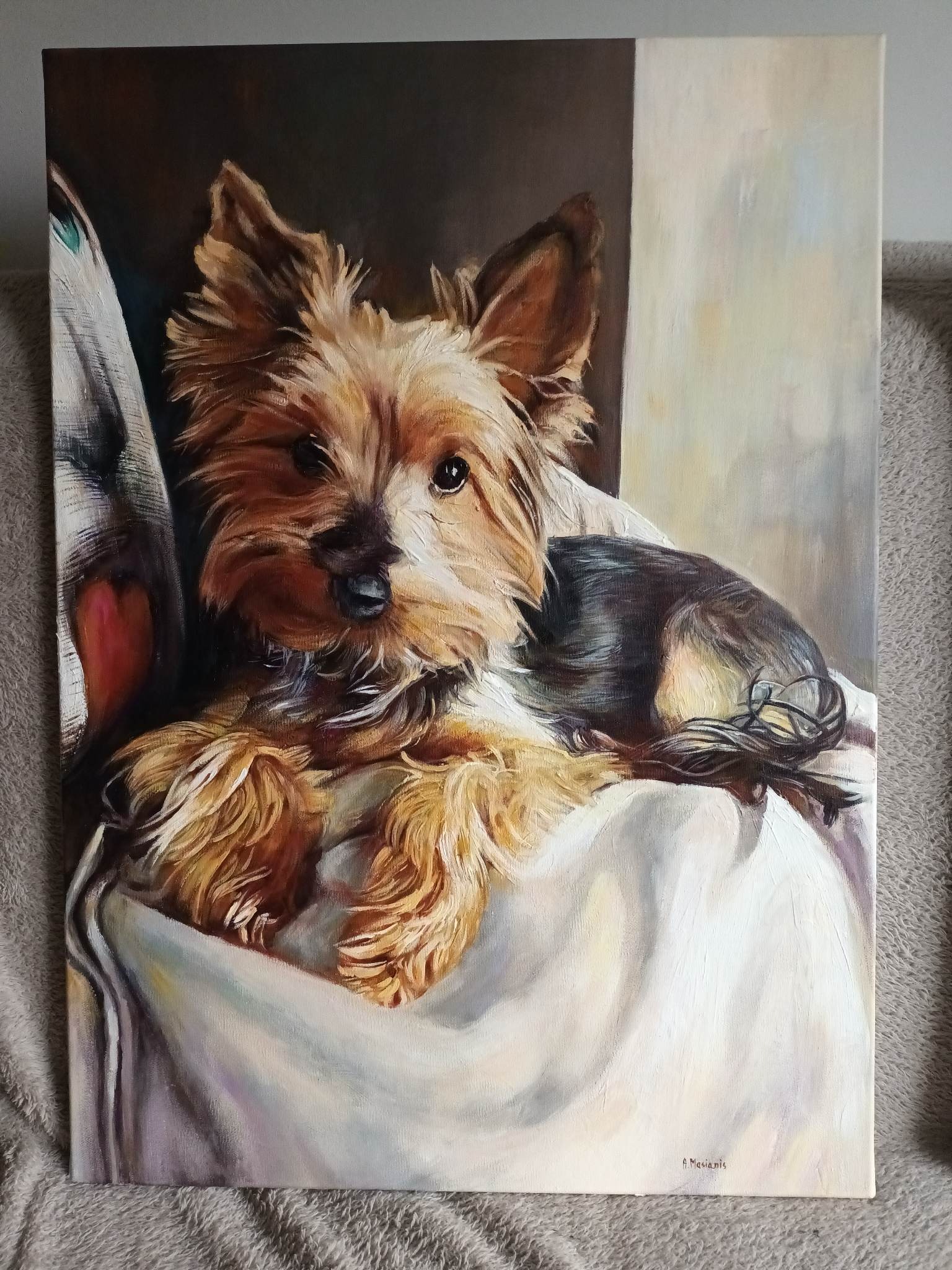 Olejny portret psa rasy Yorkshire Terrier leżącego na białej tkaninie, z widocznym podpisem artysty w prawym dolnym rogu.