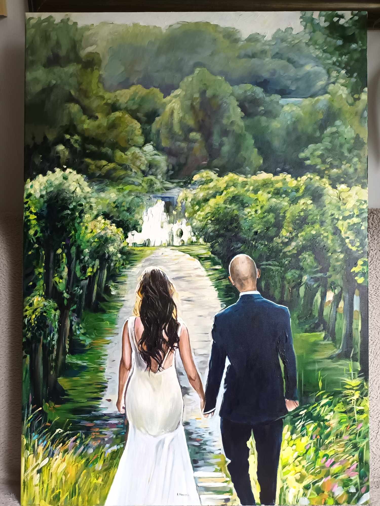 Olejny portret ślubny na płótnie przedstawiający parę idącą aleją w parku, widok z tyłu, dominują zielenie i biel sukni.