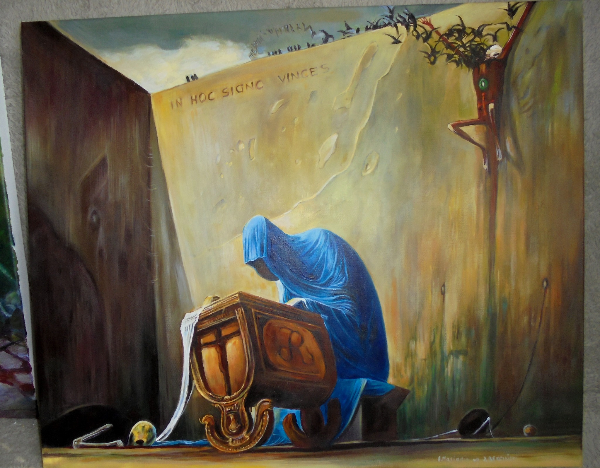 Olej na płótnie inspirowany Zdzisławem Beksińskim: postać w niebieskiej szacie klęczy przed zdobioną skrzynią z krzyżem, w tle mur z napisem 'In hoc signo vinces', nad nim sylwetki ludzi i ptaków...