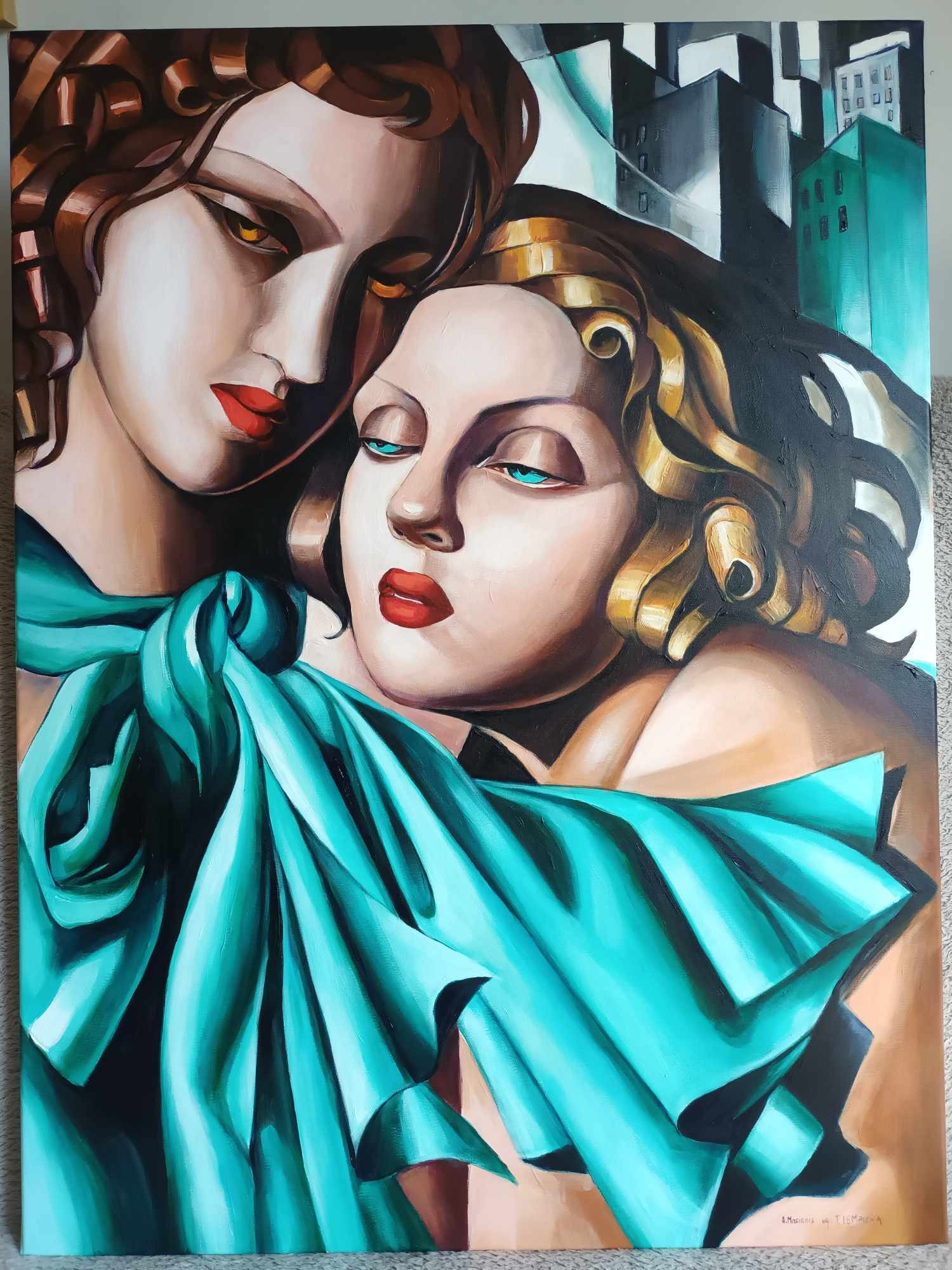 Olejny portret dwóch kobiet w stylu art déco, z turkusową draperią i zarysem miejskiego krajobrazu w tle, nawiązujący do twórczości Tamary Łempickiej.