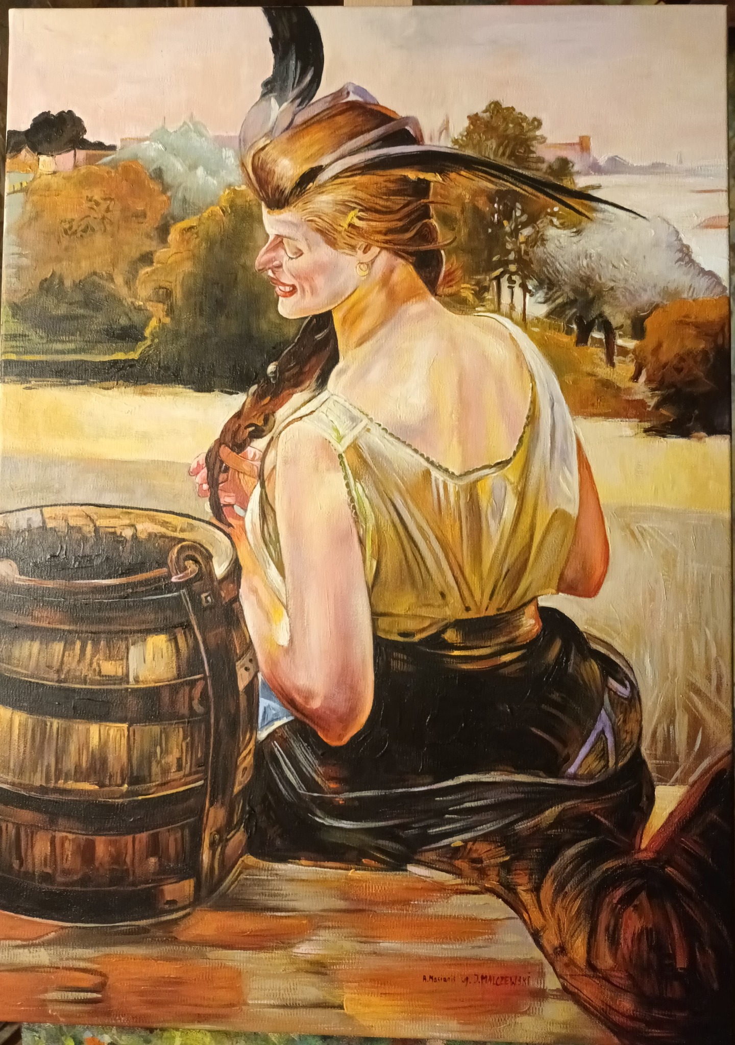 Obraz olejny przedstawiający kobietę w kapeluszu z piórami siedzącą obok drewnianej studni, stylizowany na Jacka Malczewskiego, z widocznym pejzażem w tle.