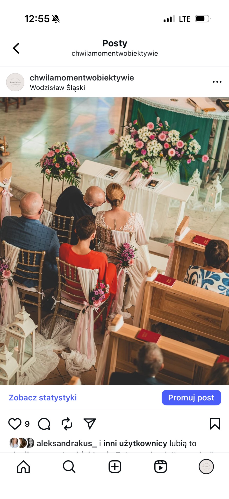 Uroczystość ślubna w kościele: para młoda klęczy przed ołtarzem, otoczona rodziną i gośćmi. Dekoracje kwiatowe i lampiony dodają elegancji.