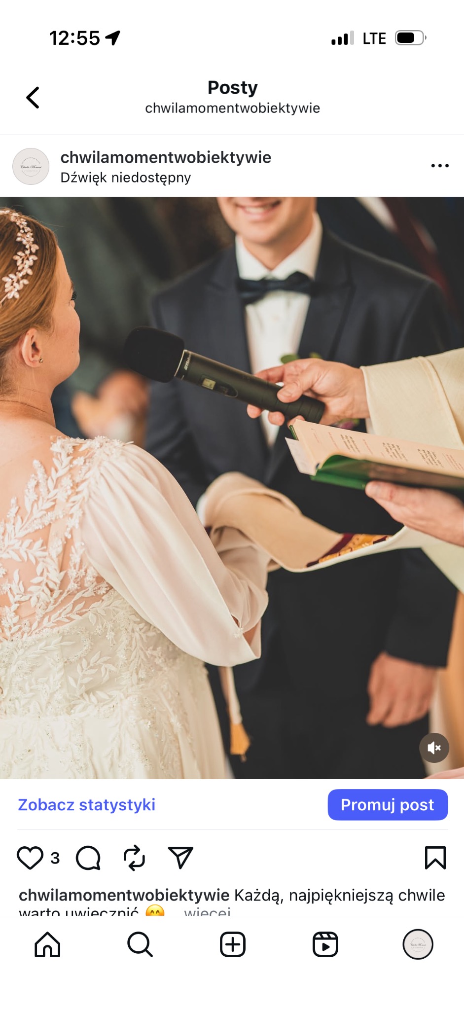 Panna Młoda w sukni ślubnej z koronkowymi plecami podczas ceremonii ślubnej, mikrofon i ksiądz w kadrze. Ujęcie zza ramienia, skupione na detalu sukni.
