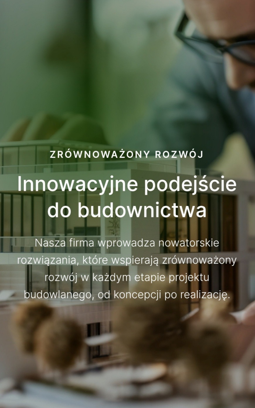 Architekt w okularach analizuje makietę budynku, promując innowacyjne podejście do zrównoważonego budownictwa. Tekst: 'Innowacyjne podejście do budownictwa'.