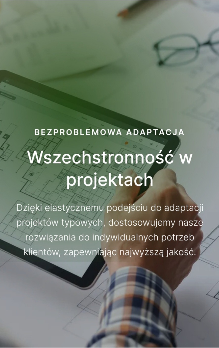 Tablet z planem architektonicznym w dłoni, na biurku z okularami. Tekst: Bezproblemowa adaptacja, wszechstronność w projektach. Elastyczne podejście, indywidualne potrzeby.
