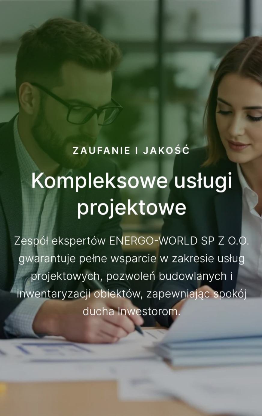 Profesjonaliści w biurze analizują dokumenty projektowe. Zespół Energo-World SP Z O.O. gwarantuje wsparcie w usługach projektowych i inwentaryzacji obiektów.