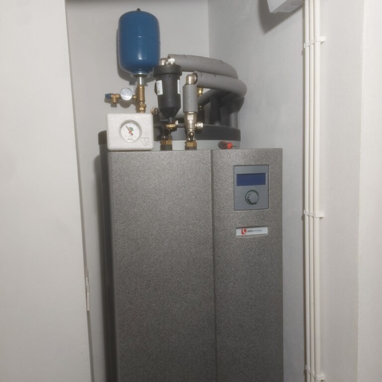 Pompa ciepła Alpha Innotec z wieżą hydrauliczną dla małych kotłowni