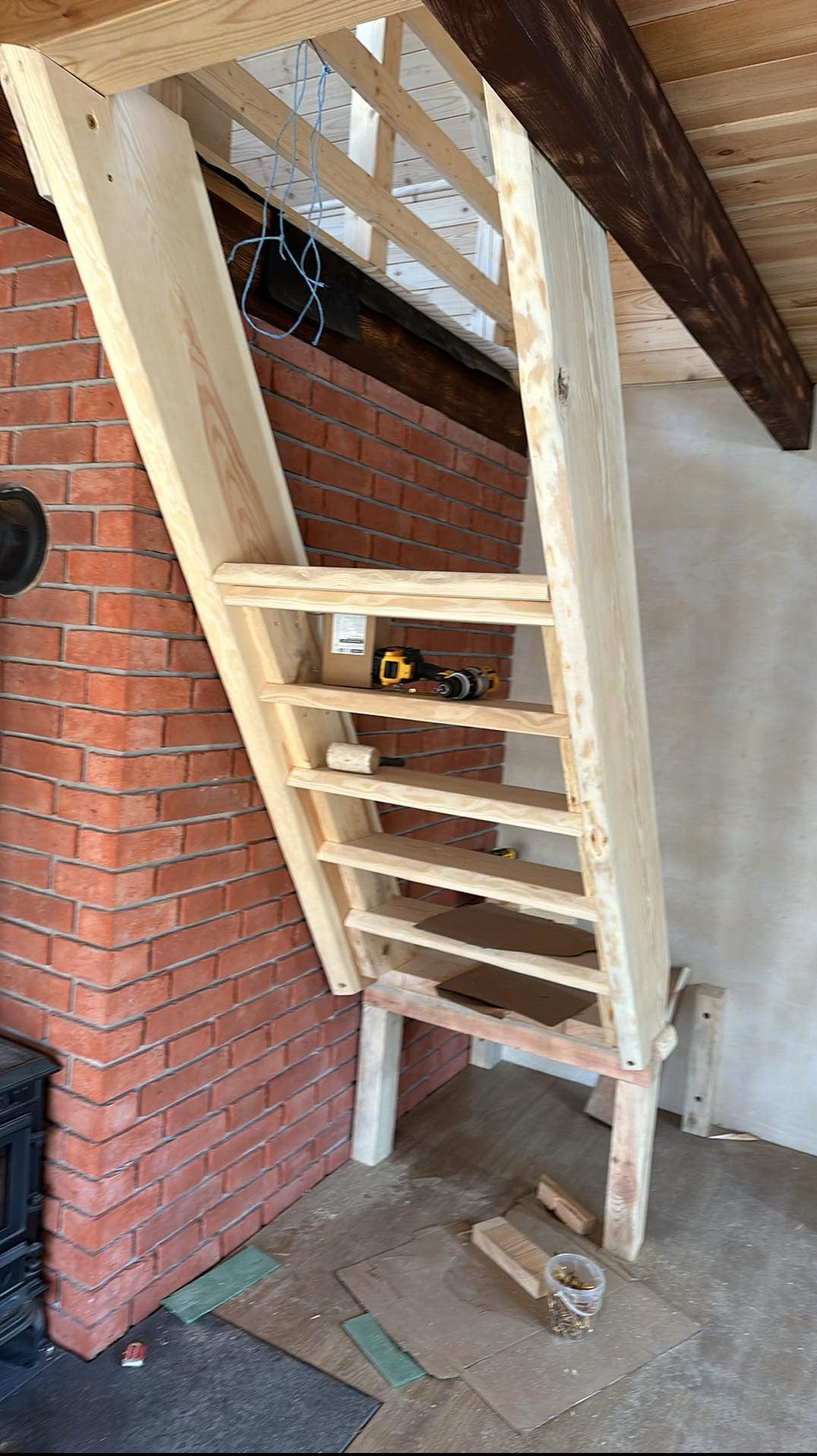 schody „własnego pomysłu” w domku na wynajem