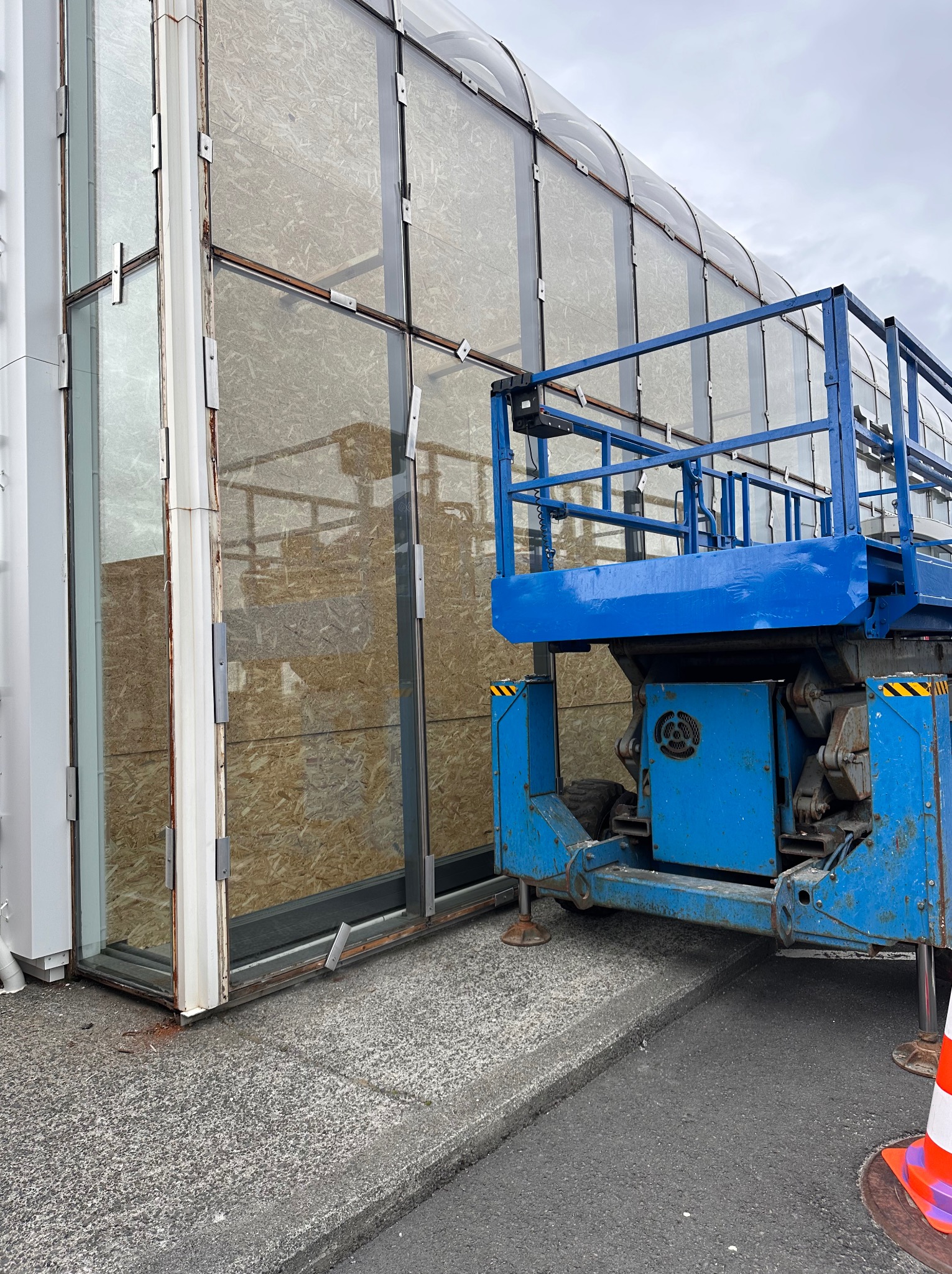 Islandia - wymiana okien w salonie samochodowym