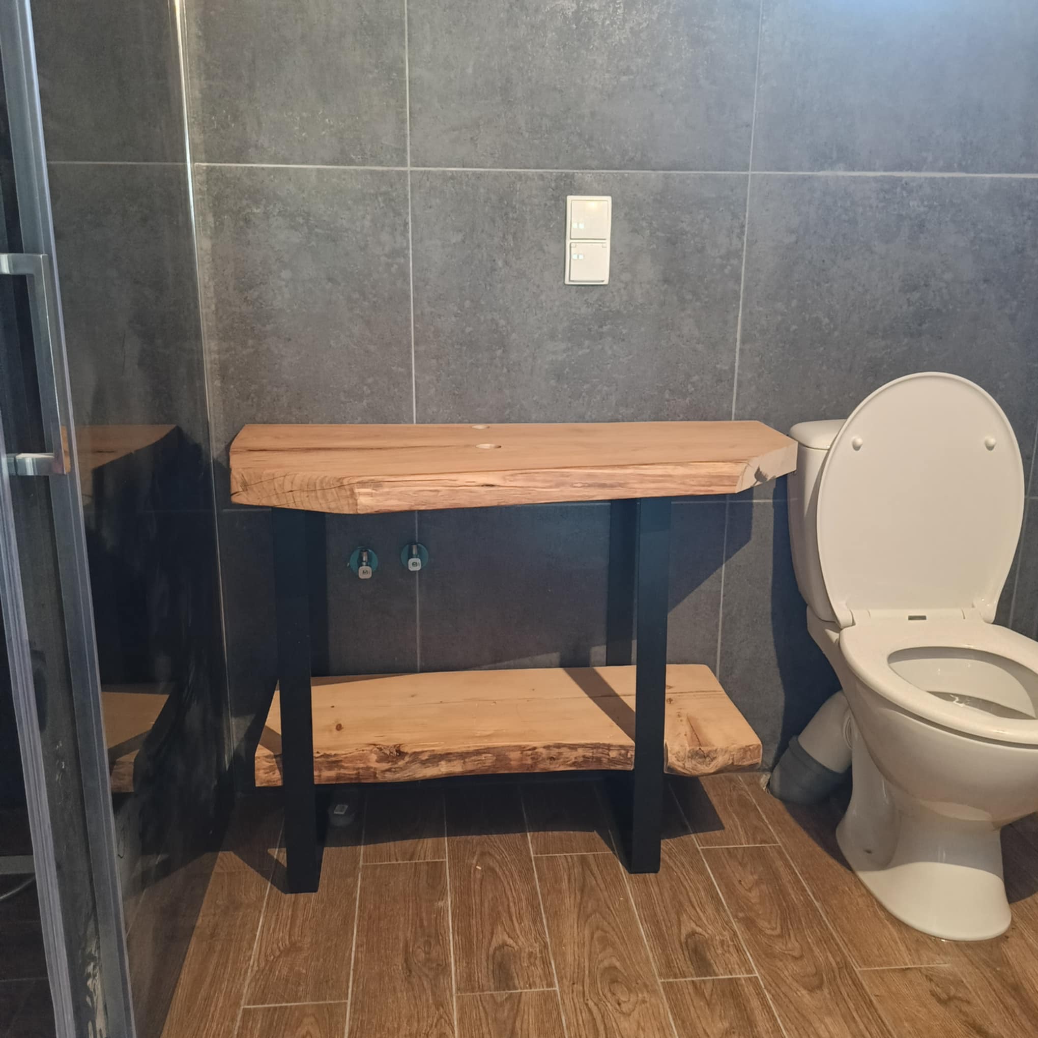 Stolik pod umywalkę „własnego pomysłu”