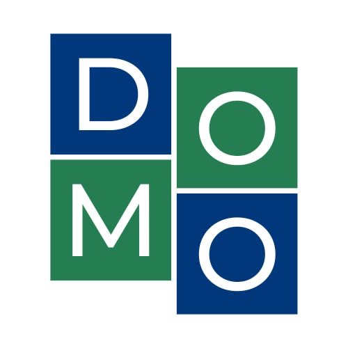 Graficzne logo DOMO w Warszawie, z kwadratami w kolorach zieleni i granatu oraz białymi literami. Symbolizuje zarządzanie nieruchomościami.
