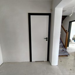 4 HOMES Wojciech Bodnar Wyposażenie i wykończenie wnętrz - Drzwi bezprzyglowe standard01 VIVENTO w kolorze białym z czarną ościeżnicą