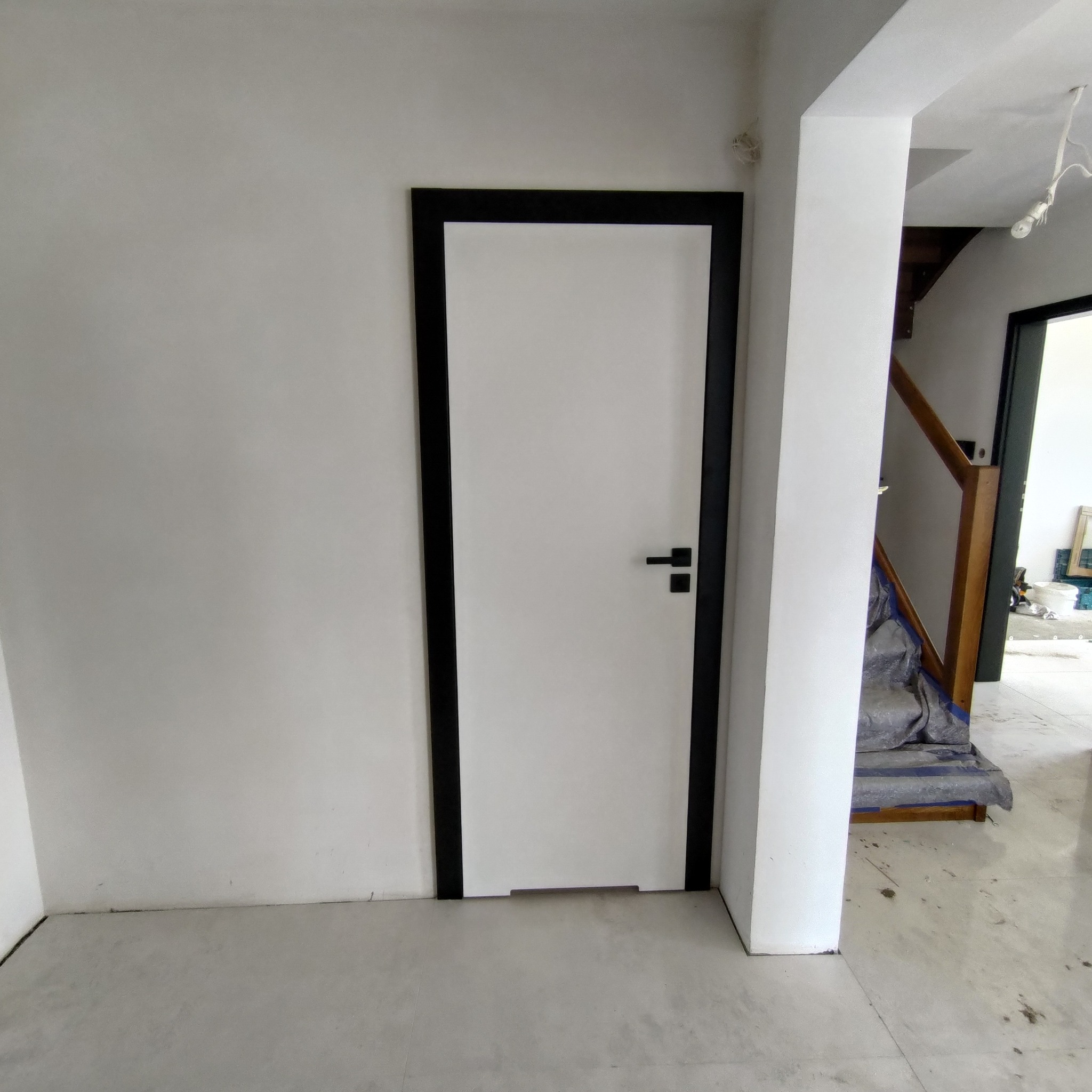 Drzwi bezprzyglowe standard01 VIVENTO w kolorze białym z czarną ościeżnicą