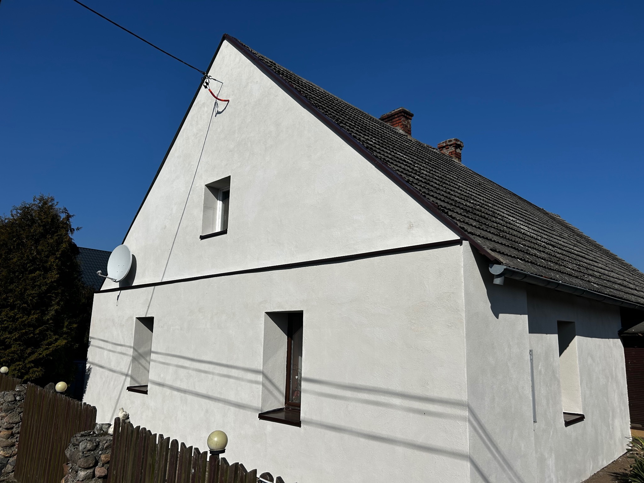 Realizacja w miejscowości Zaba 46-100. Wykończenie białym klejem Styropian grafit 15cm Parapety na wymiar