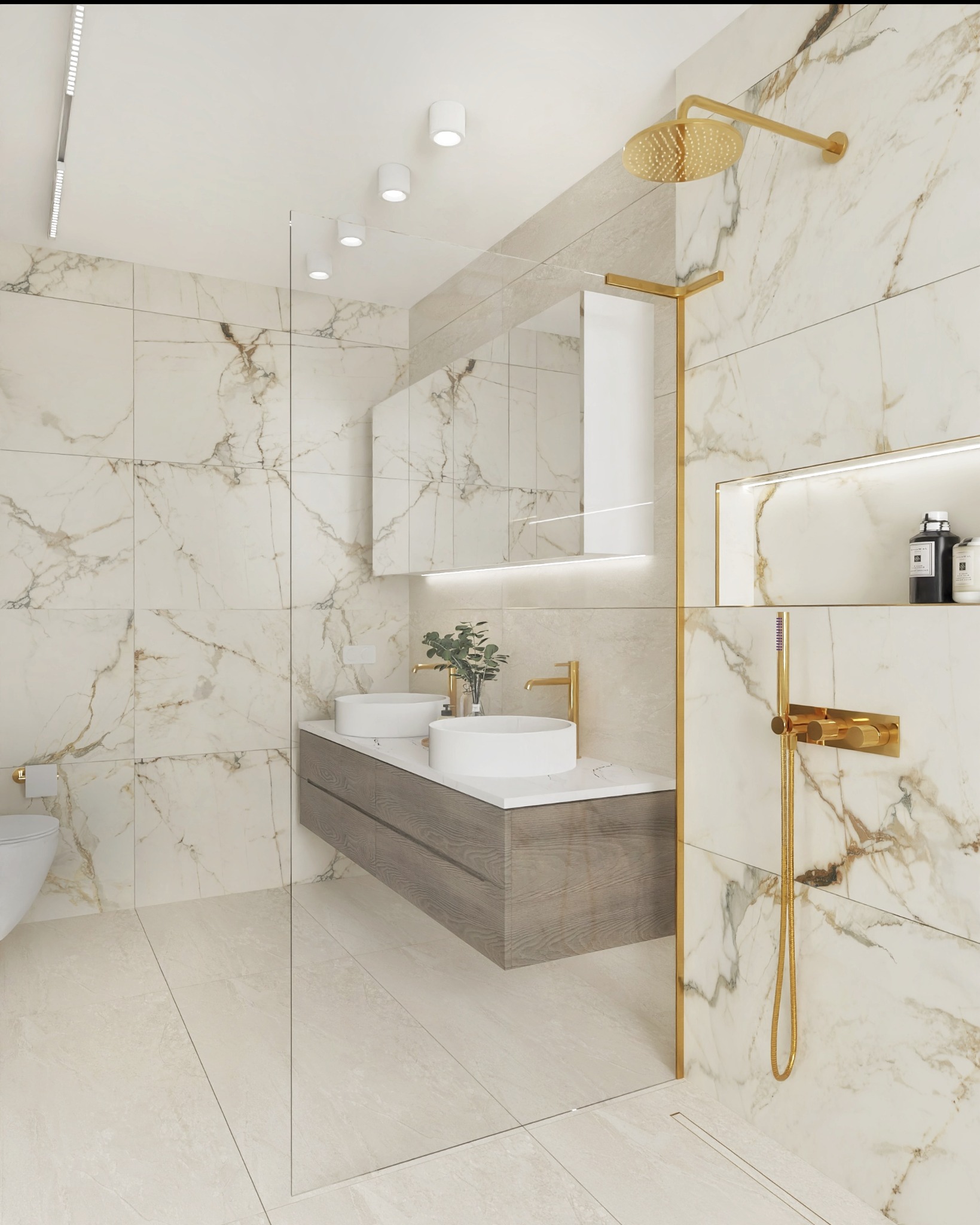 Elegancka łazienka z marmurowymi płytkami, podwójną umywalką na drewnianej szafce, złotą armaturą i kabiną prysznicową typu walk-in.