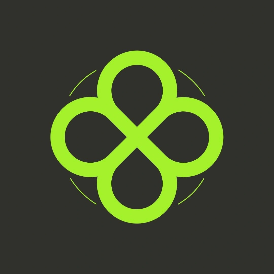 Jasnozielony, geometryczny symbol czterech połączonych okręgów na ciemnoszarym tle, przypominający czterolistną koniczynę lub kwiat.