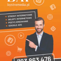 Reklama firmy Bystre Media z uśmiechniętym mężczyzną wskazującym na listę usług: strony internetowe, sklepy internetowe, pozycjonowanie, Google Ads; pomarańczowe tło z ikonami social media i koszyka.