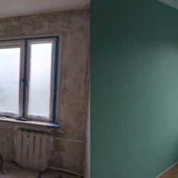LEMINO TOMASZ NOWICKI USŁUGI REMONTOWO - BUDOWLANE - Zdjęcie pokoju przed i po remoncie: od surowych ścian z resztkami tapet do świeżo pomalowanych na zielono, z nową podłogą. Widoczny grzejnik i okno.