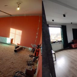 LEMINO TOMASZ NOWICKI USŁUGI REMONTOWO - BUDOWLANE - Zdjęcie 'przed i po' przedstawia pokój: po lewej - pomarańczowe ściany w trakcie remontu, po prawej - wykończone wnętrze z drewnianą podłogą, sofą i choinką.