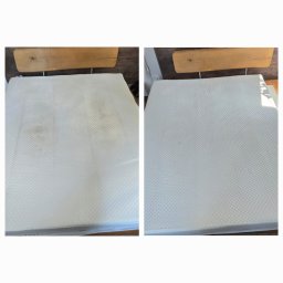 AutoBlask Sylwia Maciejczyk - Materac z widoczną różnicą w czystości: po lewej stronie plamy, po prawej czysty, po praniu, na drewnianym stelażu.