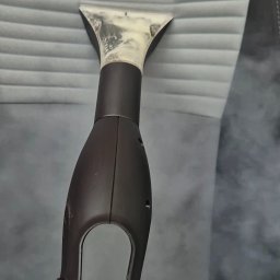 AutoBlask Sylwia Maciejczyk - Czyszczenie parowe jasnoszarej tapicerki z poziomymi przeszyciami za pomocą dyszy parowej z widocznymi śladami wilgoci.