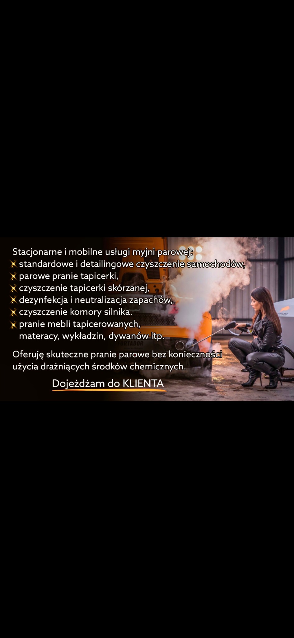 Kobieta w czarnym kombinezonie, czyszcząca parowo tapicerkę za pomocą profesjonalnego urządzenia spryskującego parą, na tle reklamy usług myjni parowej z tekstem o czyszczeniu tapicerki, dywanów...