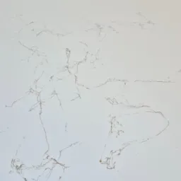 Biała powierzchnia z delikatnymi, nieregularnymi żyłkami w odcieniach szarości i złota, przypominająca marmur, z widocznymi drobnymi pęknięciami i zarysowaniami.
