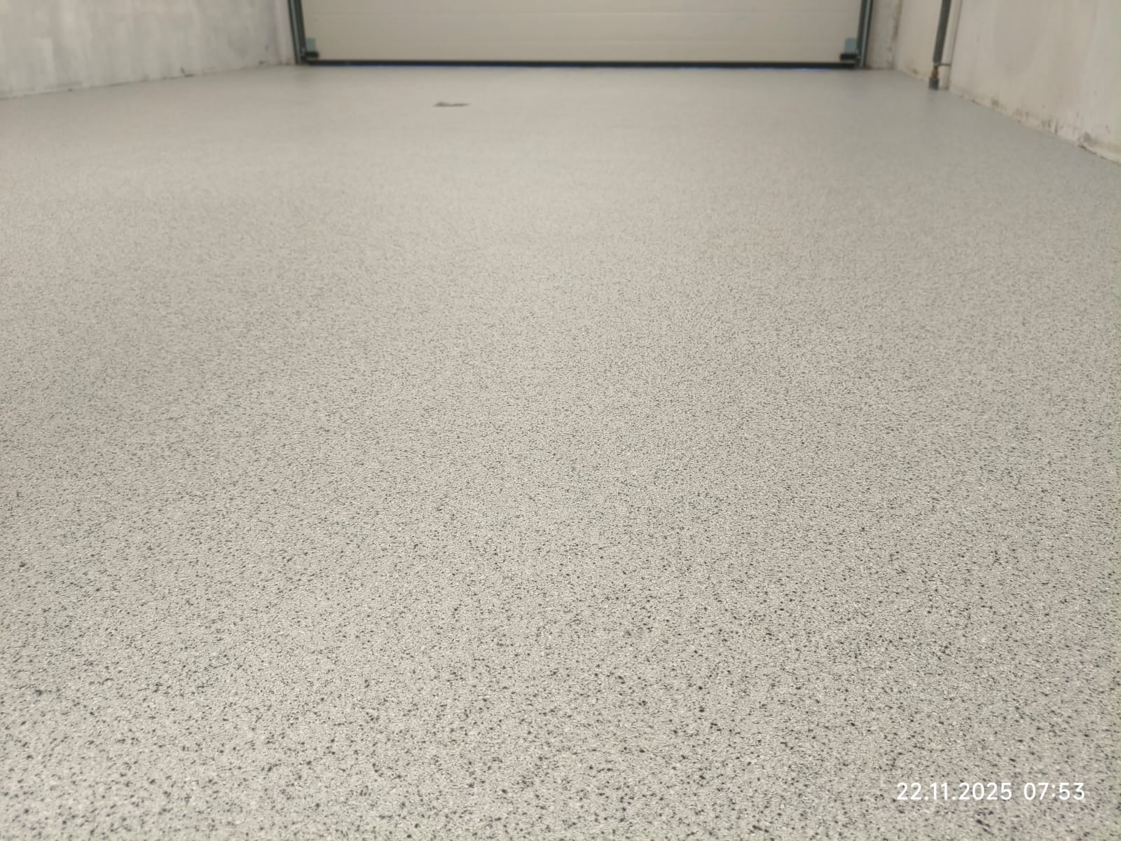 Posadzka z płatkami dekoracyjnymi