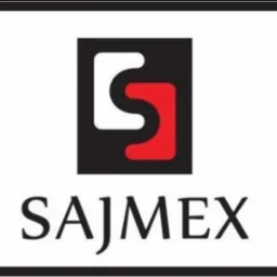 Logo firmy SAJMEX z abstrakcyjnym symbolem w kolorach białym i czerwonym na czarnym tle, umieszczone na białym kwadracie.