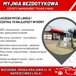 Grafika reklamowa myjni bezdotykowej we Wschowie, prezentująca zalety mycia lancą i szczotką. W tle widoczny budynek myjni z czerwonym zadaszeniem i napisem 'WSCHOWA'.