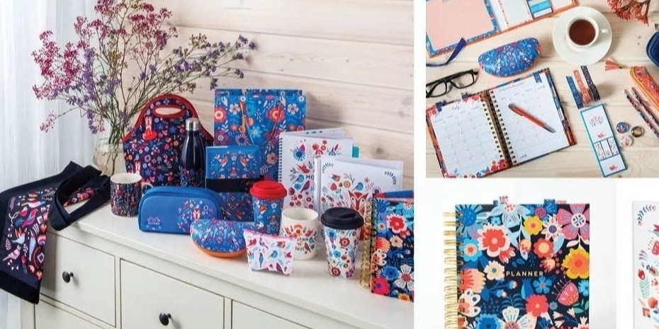 Kolekcja artykułów biurowych i codziennego użytku z motywem Modern Folk, w tym notesy, kubki, torby i piórniki, z ekspozycją na białej komodzie i drewnianym tle.