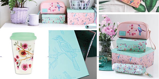 Kolekcja pudełek, kosmetyczek i kubek z motywem ptaków i kwiatów w pastelowych kolorach, inspirowana sztuką Japonii, na białym tle.