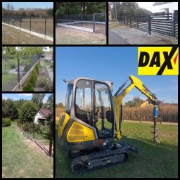 Dax - Żółto-szara mini koparka z wiertłem ziemnym na tle kilku różnych ogrodzeń i logo firmy DAX.