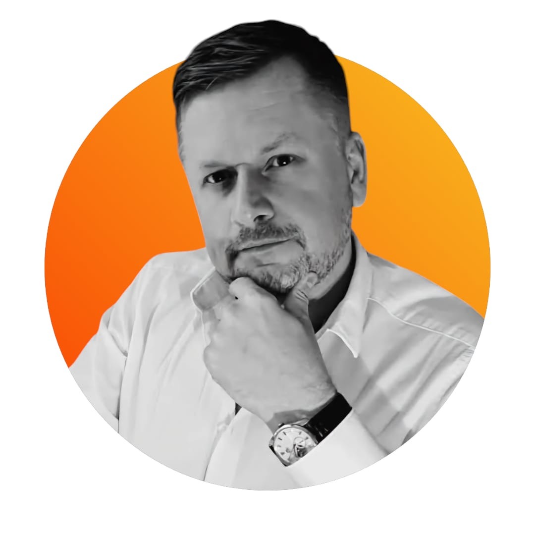 Portret mężczyzny w białej koszuli, z brodą, dotykającego brody palcami, na pomarańczowym tle w kształcie koła, w odcieniach szarości, z widocznym zegarkiem na ręce.