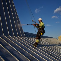 Mycie dachu przed malowaniem.